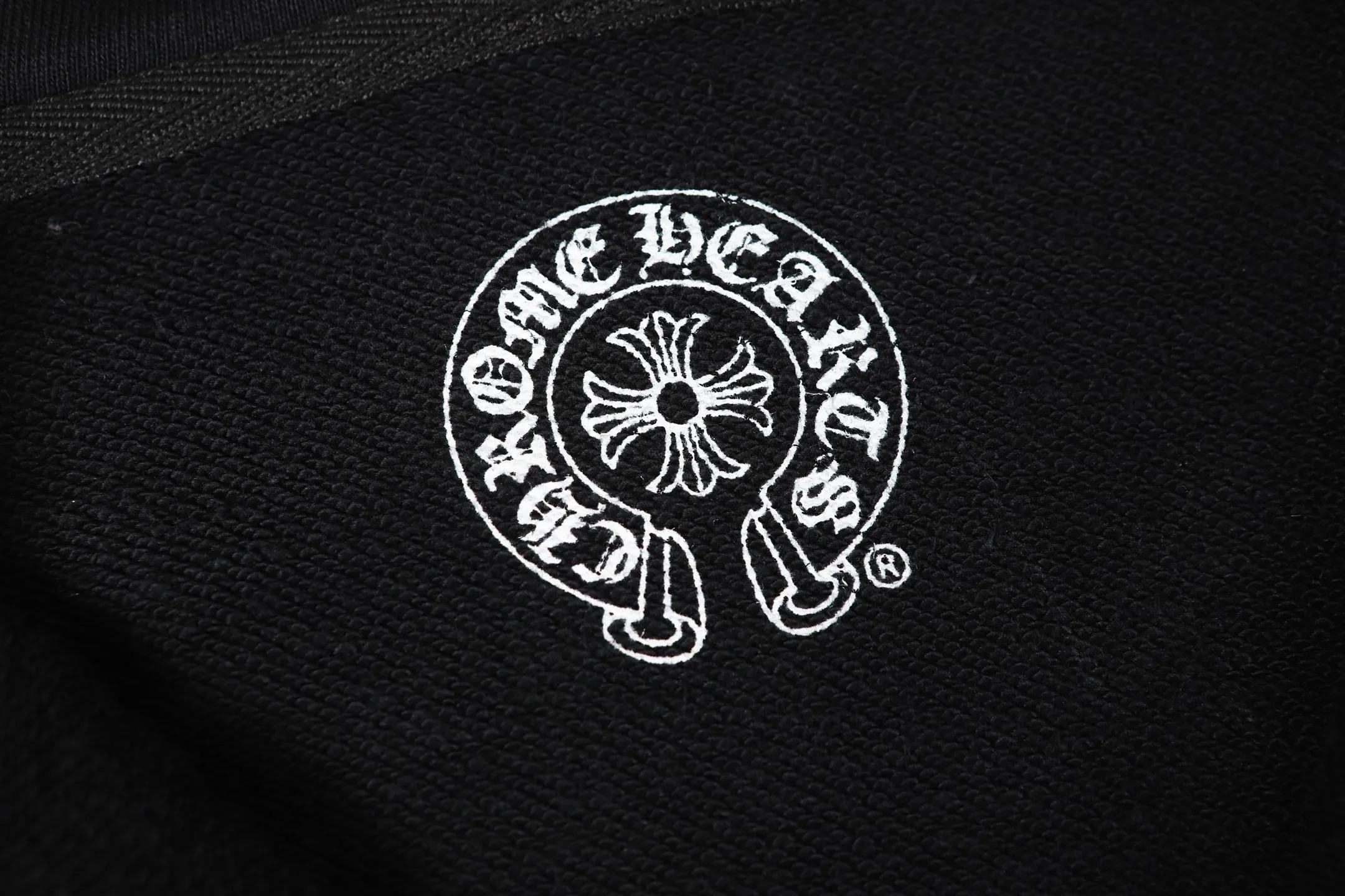 Q03—P230 -Chrome Hearts/Chrome Hearts printed zipper sweatshirt cardigan jacket -420 grams of high-density, high-quality wool, soft, delicate and skin-friendly, soft and silky to the touch, warm and skin-friendly -The hardware zipper accessories are all customized and full of details -Colour: black white -Size: S M L XL